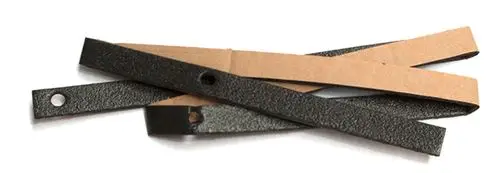 Dichtungsstreifen in Schwarz und braun, liegend, einige mit Löchern. Geeignet für verschiedene Anwendungen, darunter möglicherweise für Daikin Produkte.